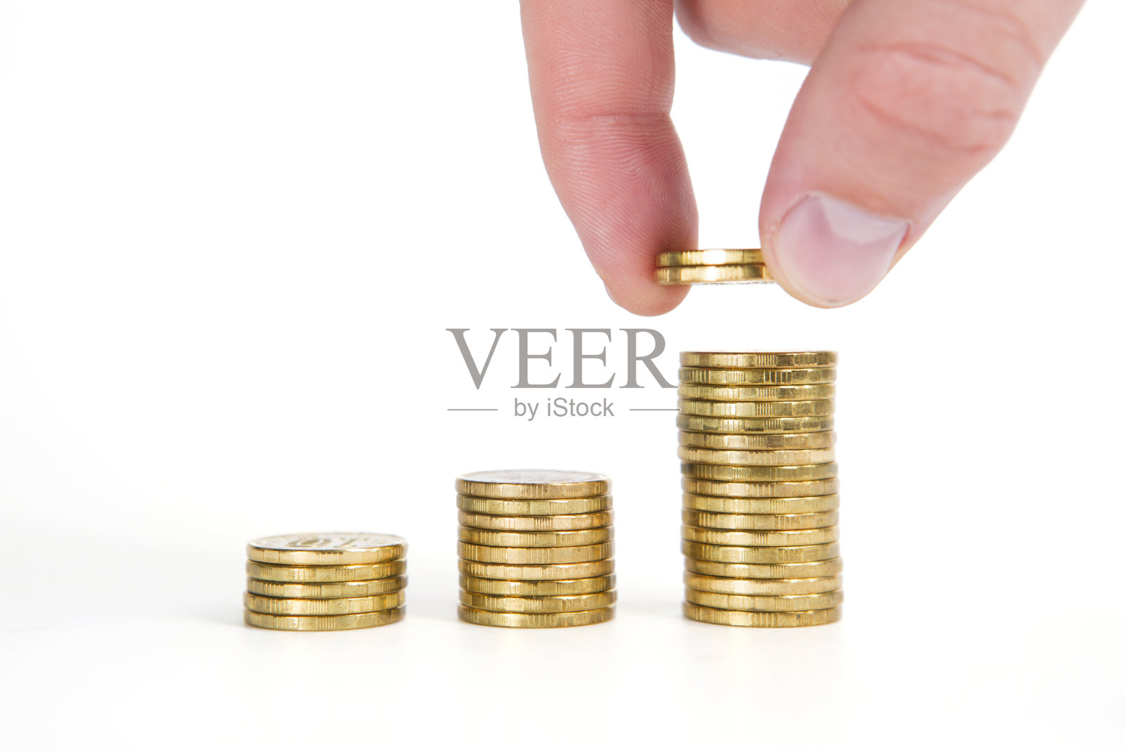 用手把硬币放进钱里照片摄影图片