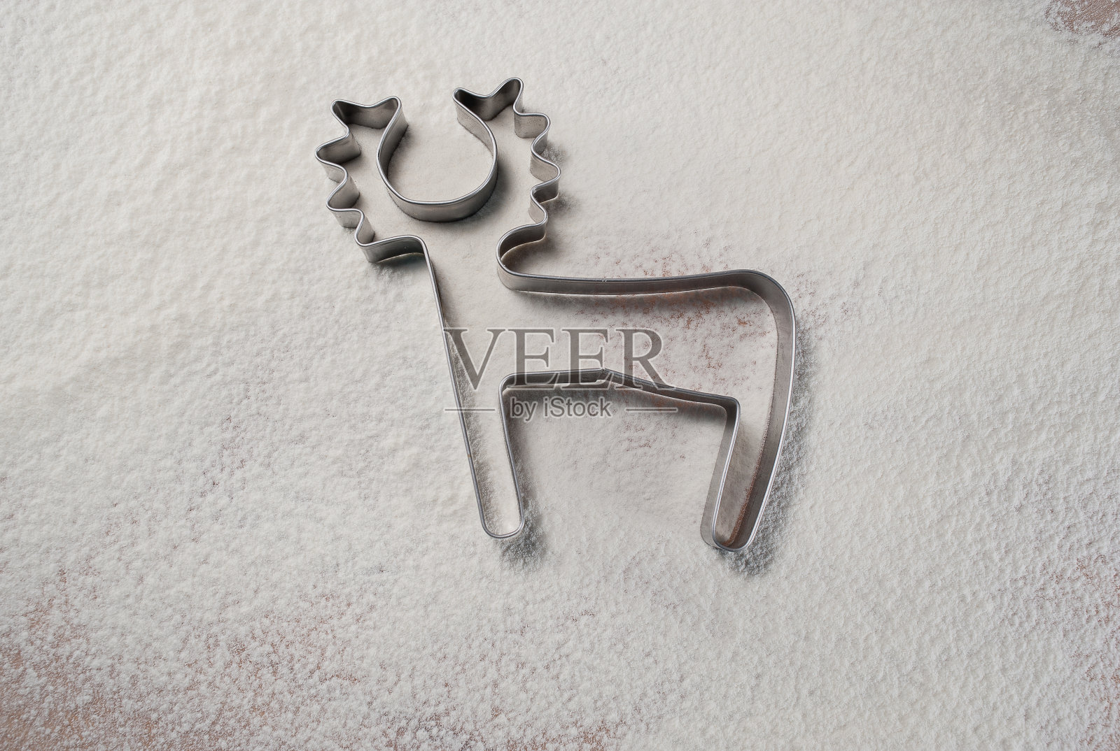 背景面粉和切割器为饼干鹿照片摄影图片