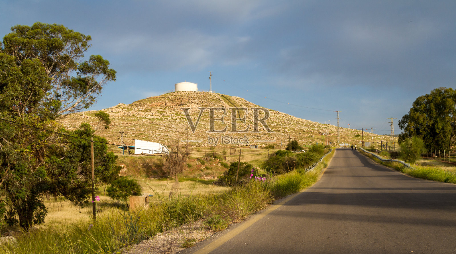 以色列一座小山上的储水罐照片摄影图片