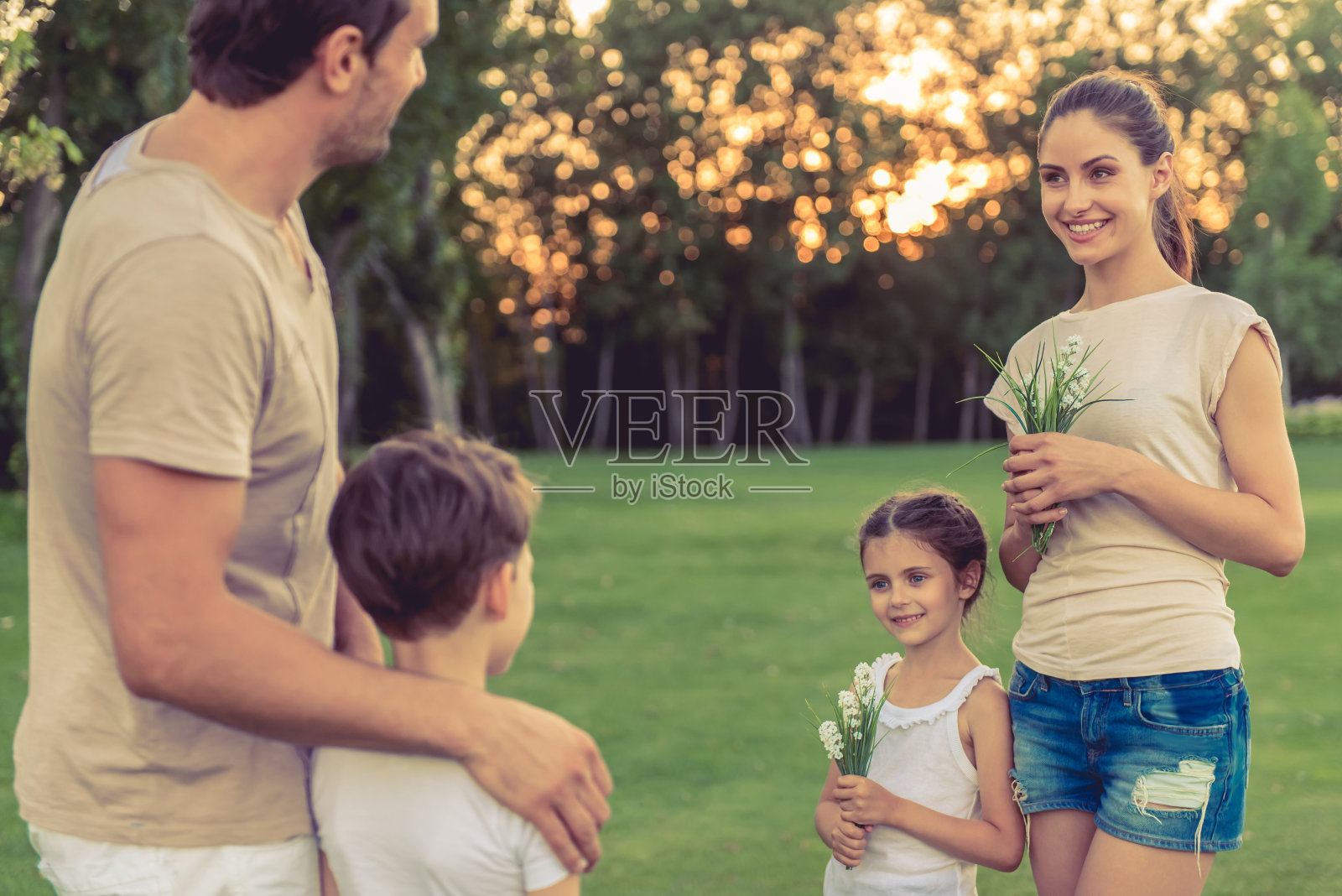 家庭在外面玩照片摄影图片