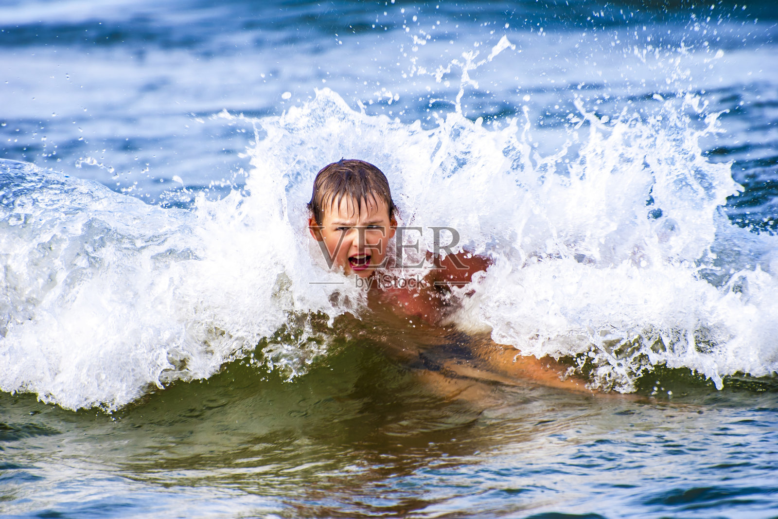 男孩在波照片摄影图片