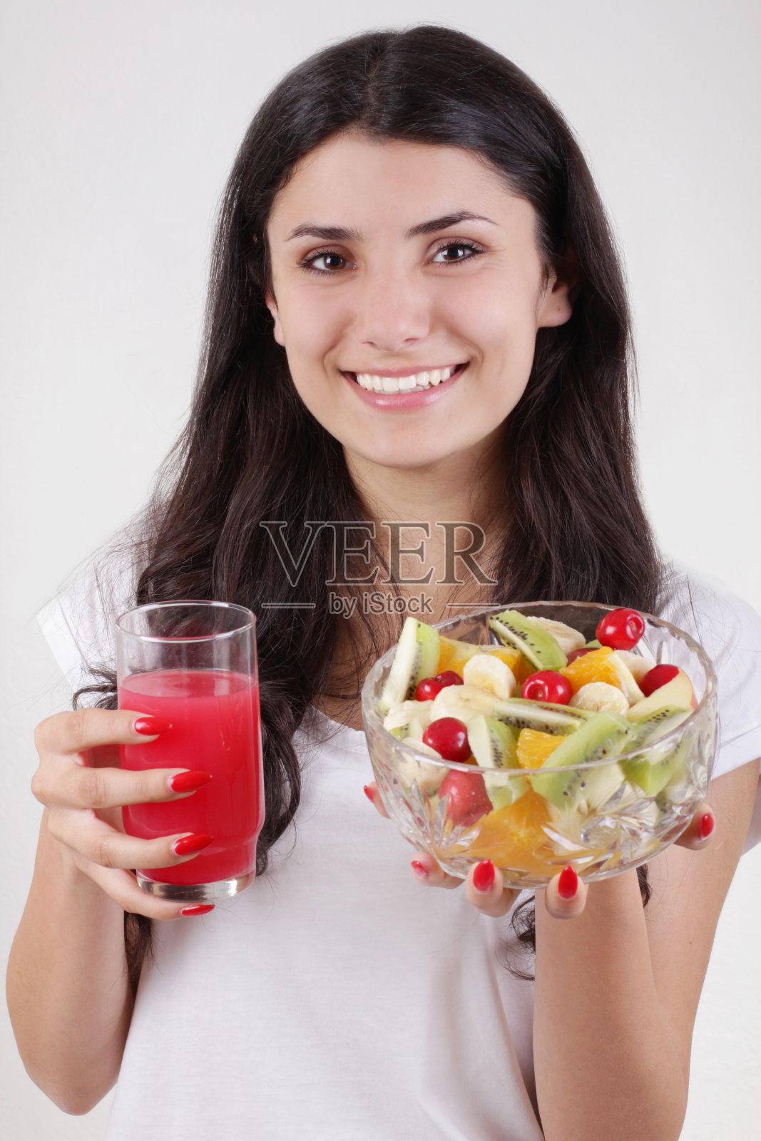 拿着水果沙拉碗的年轻女子照片摄影图片