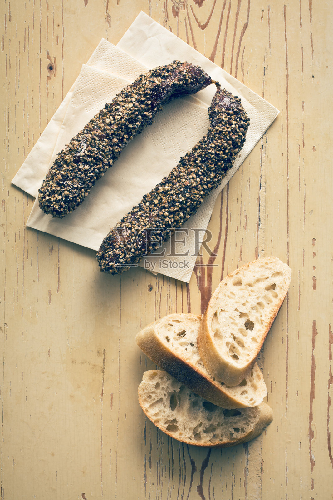 干香肠配胡椒和意大利脆皮面包照片摄影图片