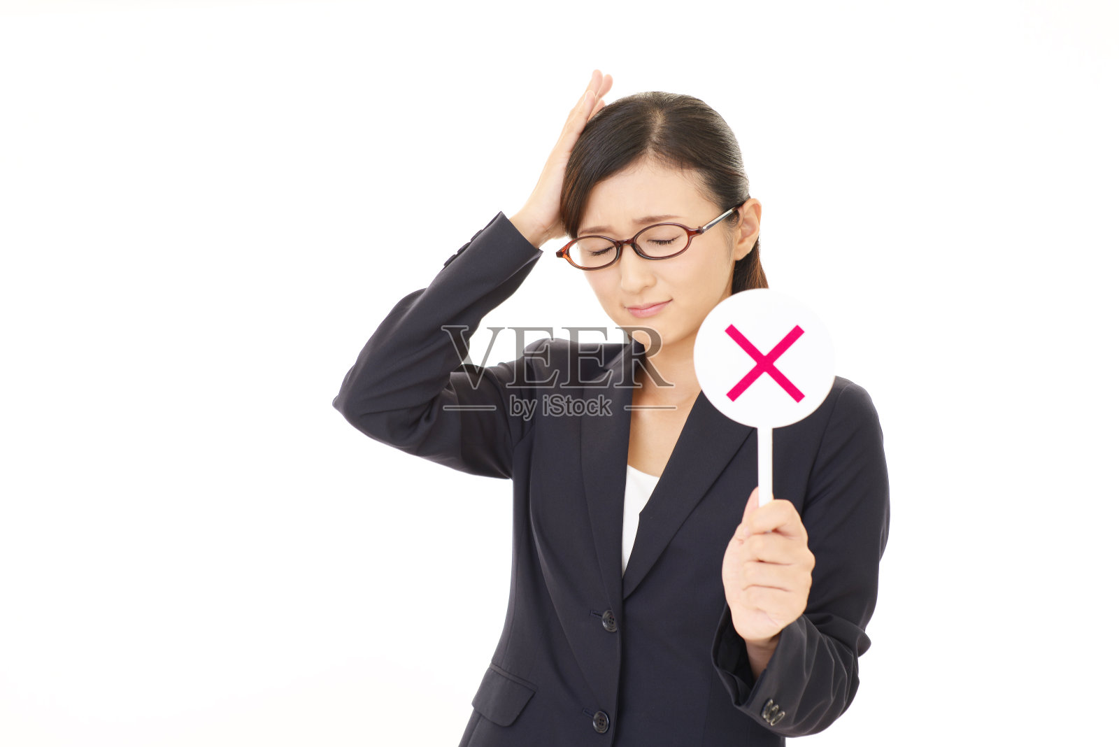 女商人，牌子上写着“没有”照片摄影图片