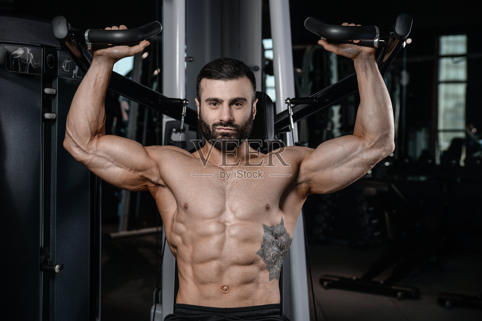 健身教练帅哥在健身房增肌照片摄影图片