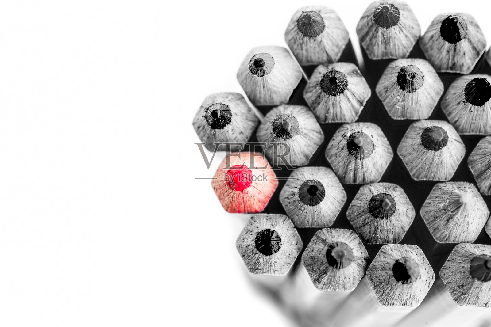 近距离彩色铅笔在白色的背景照片摄影图片