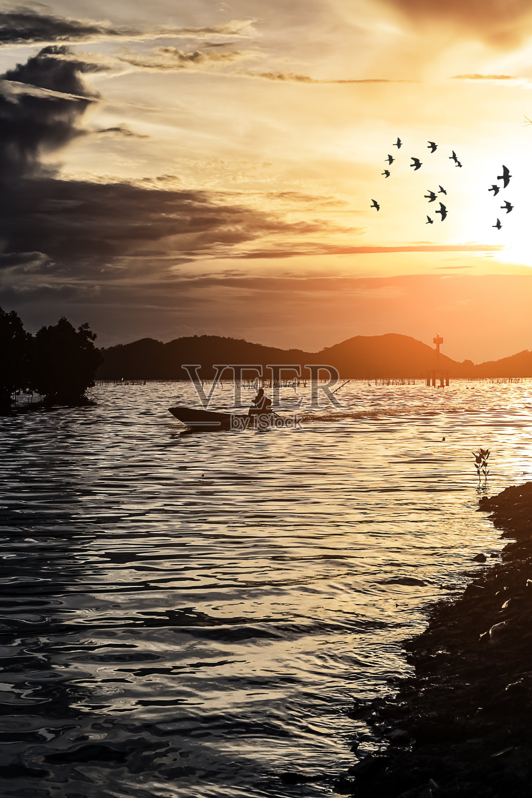 剪影渔民生活在自然之美照片摄影图片