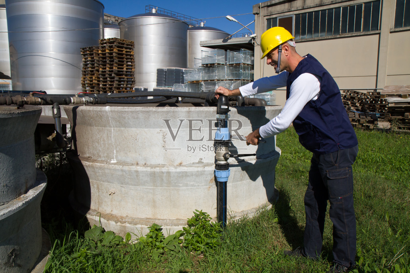 电工和安装管道的普通工人照片摄影图片