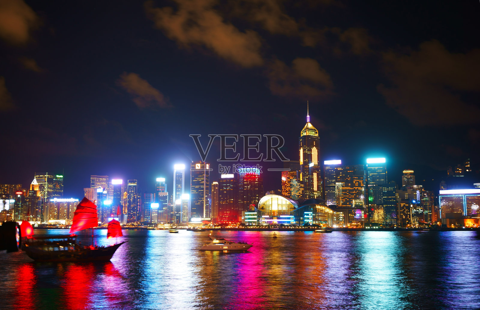 晚上从维多利亚港对面的香港照片摄影图片