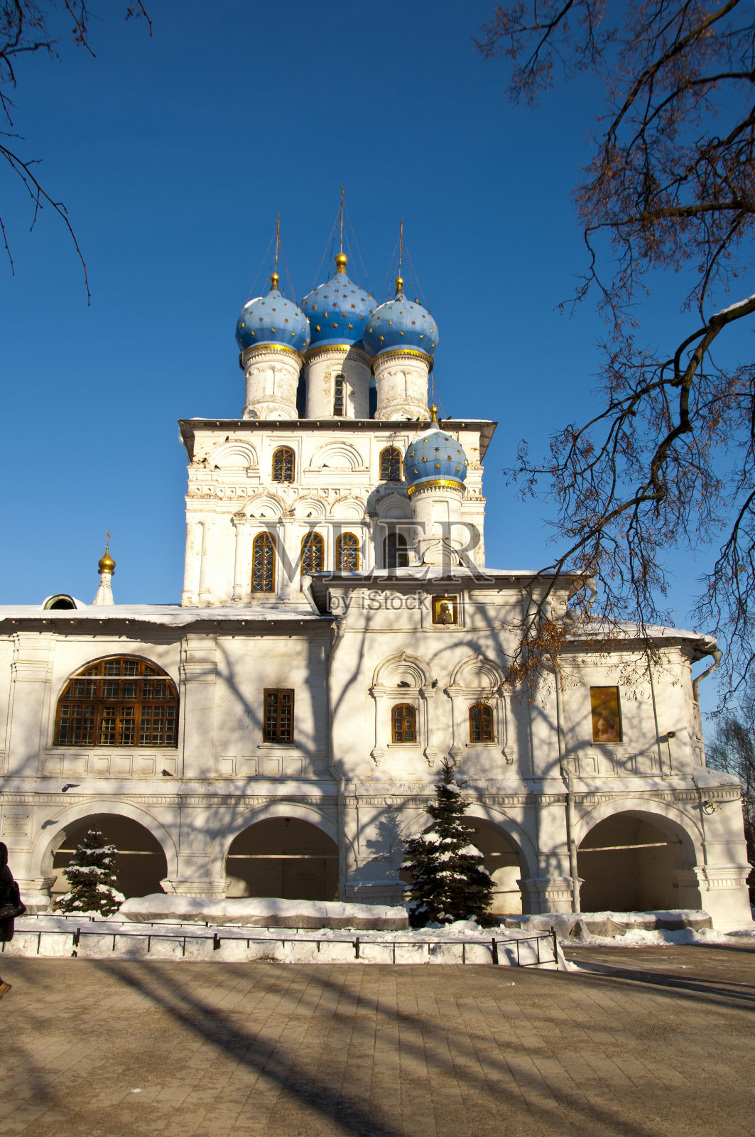 古老的俄罗斯东正教教堂映衬着冬日的风景照片摄影图片