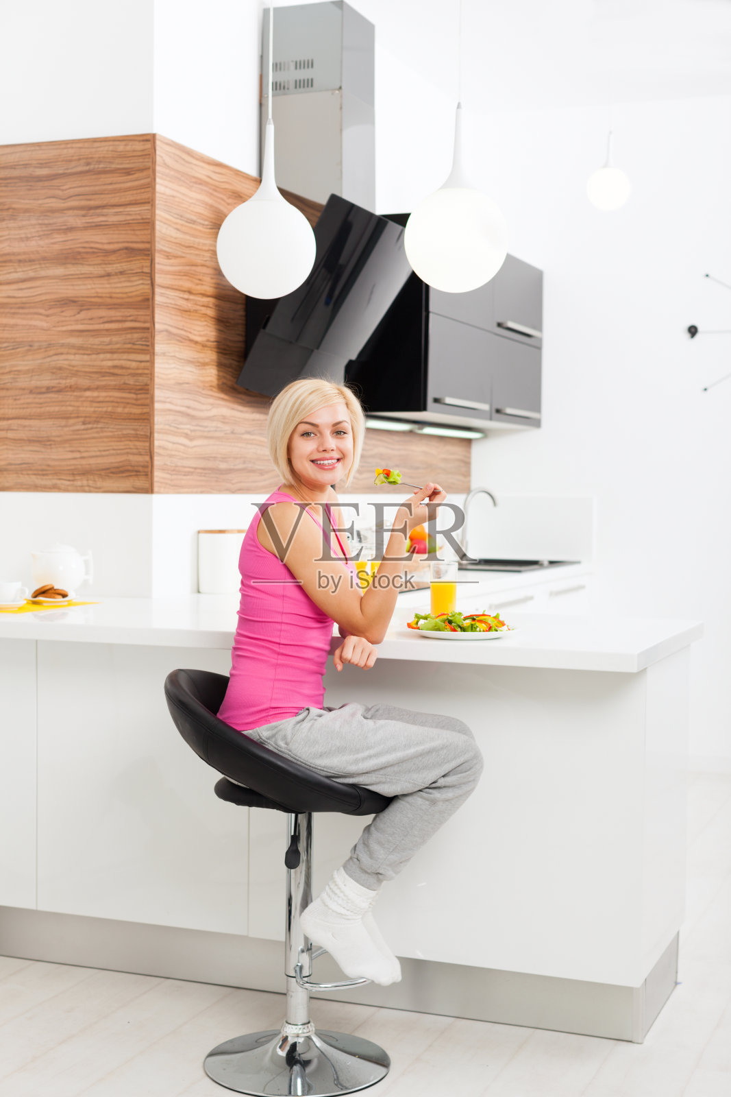 女孩饮食不健康，吃健康蔬菜，吃新鲜沙拉照片摄影图片