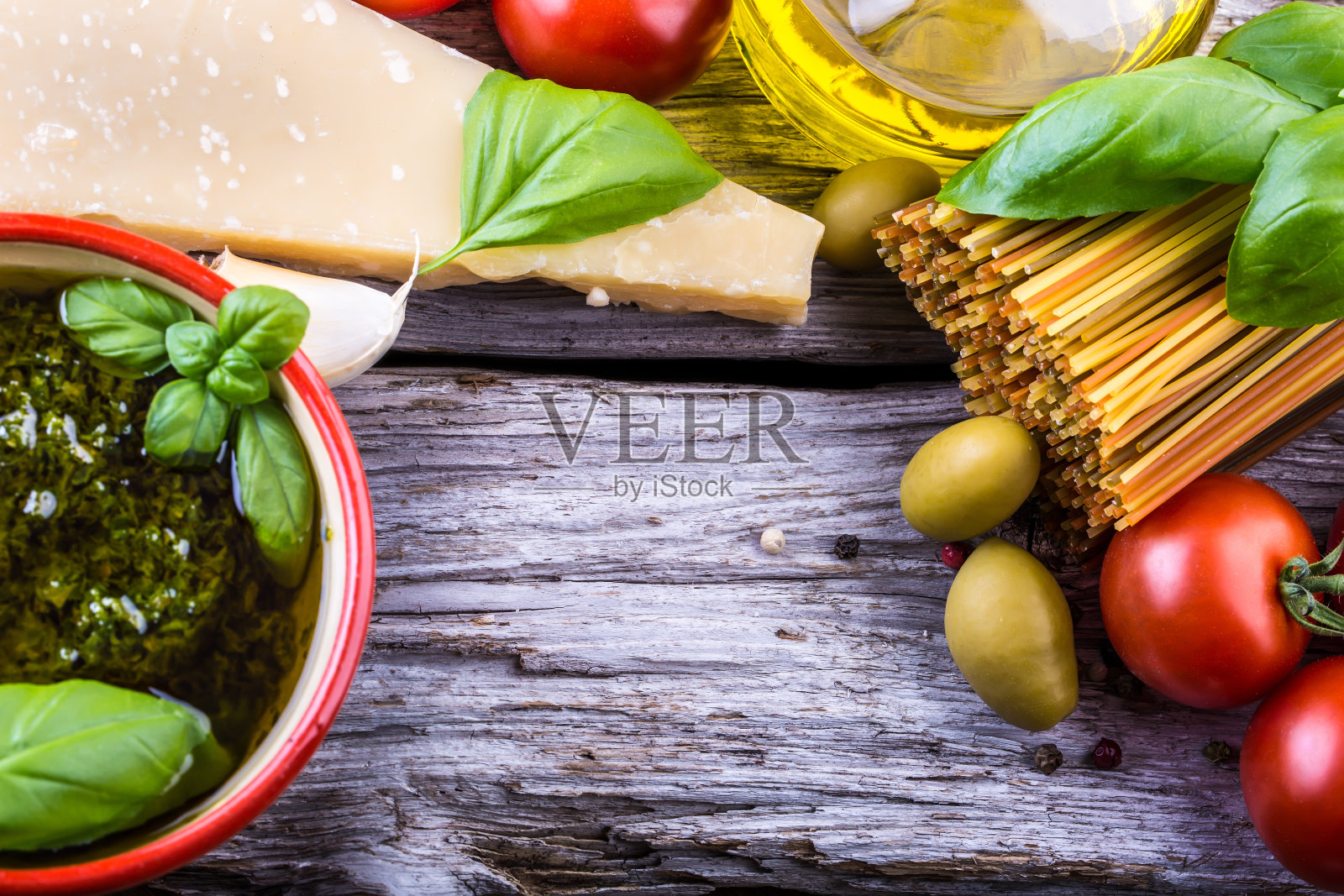 意大利和地中海食物配料在旧的木制背景。照片摄影图片