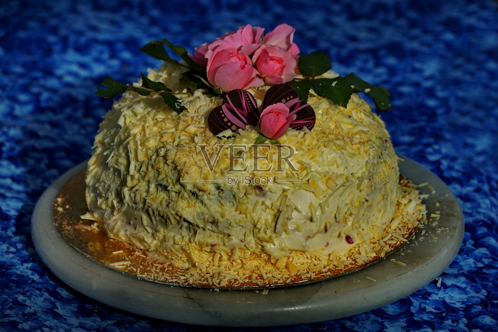 家庭烹饪甜点。下午茶白巧克力慕斯蛋糕在日落。照片摄影图片