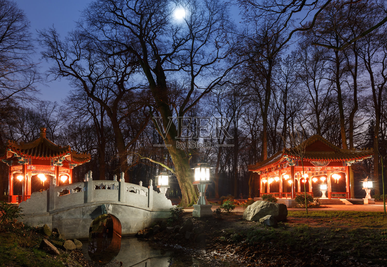 华沙Lazienki公园的中国传统亭子照片摄影图片