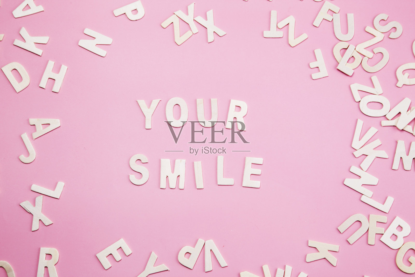 分类信件，粉红色的微笑。插画图片素材