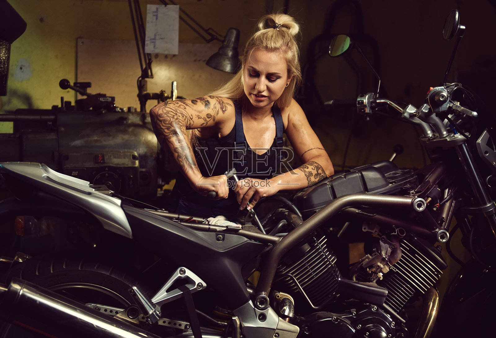 金发女人技工照片摄影图片