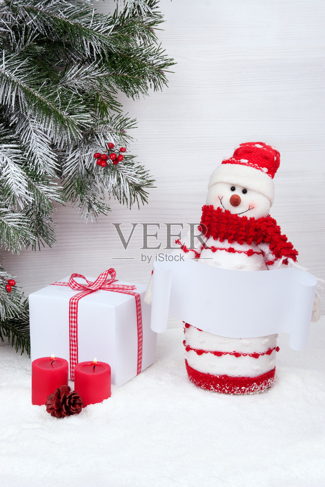 快乐的雪人用圣诞装饰照片摄影图片