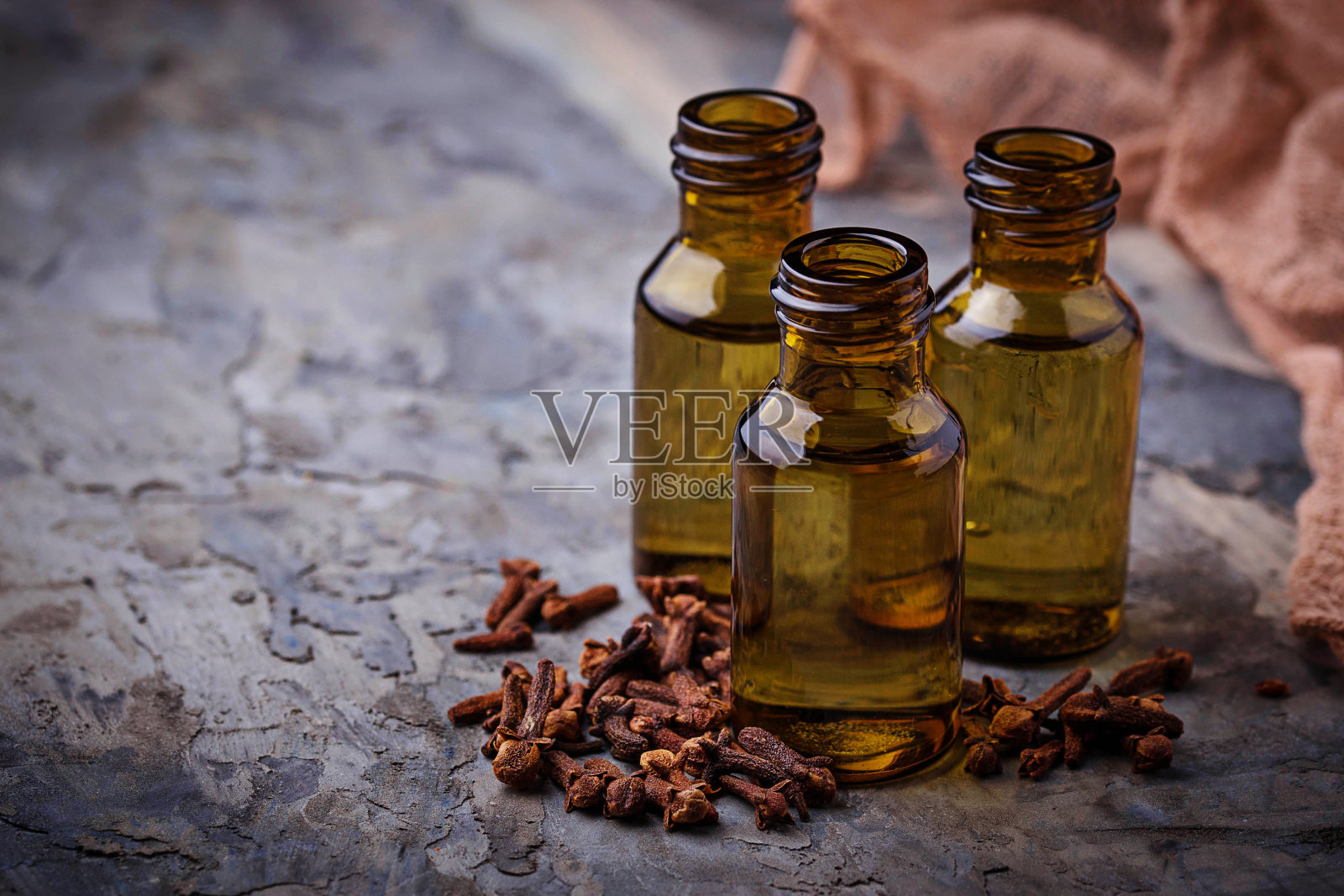 丁香油装在一个小瓶子里照片摄影图片