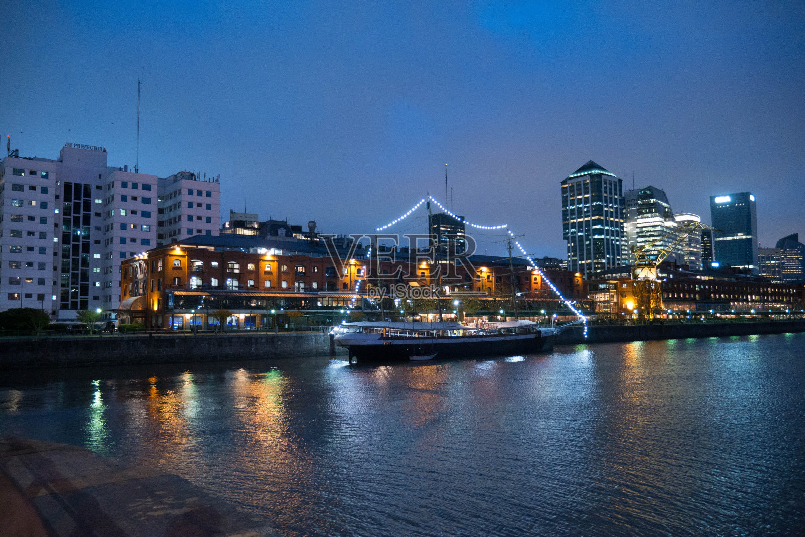 布宜诺斯艾利斯马德罗港海滨的夜景照片摄影图片