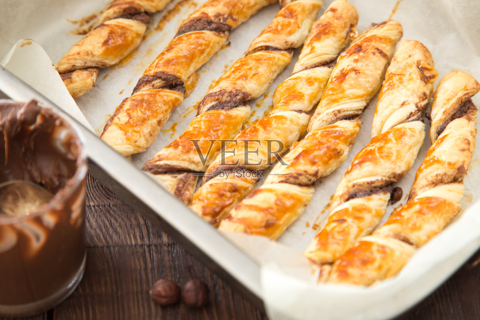 自制的蛋糕-巧克力酥饼。扭曲的蛋糕照片摄影图片