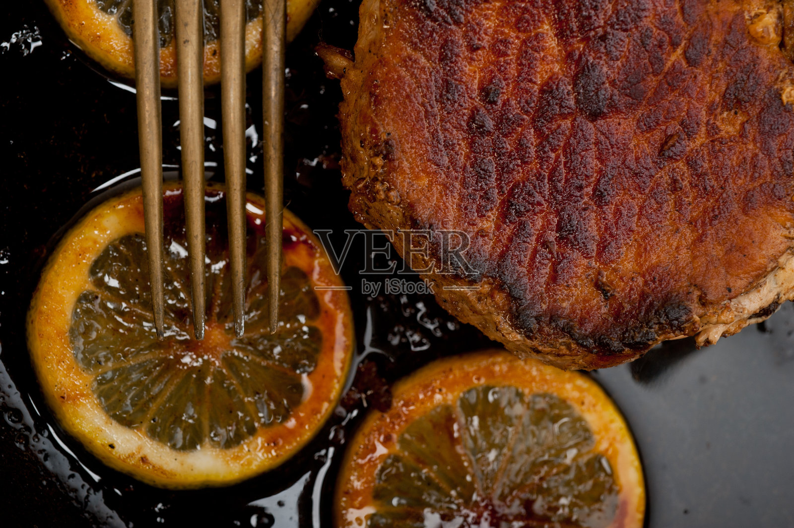 在铁锅上烤的猪排照片摄影图片