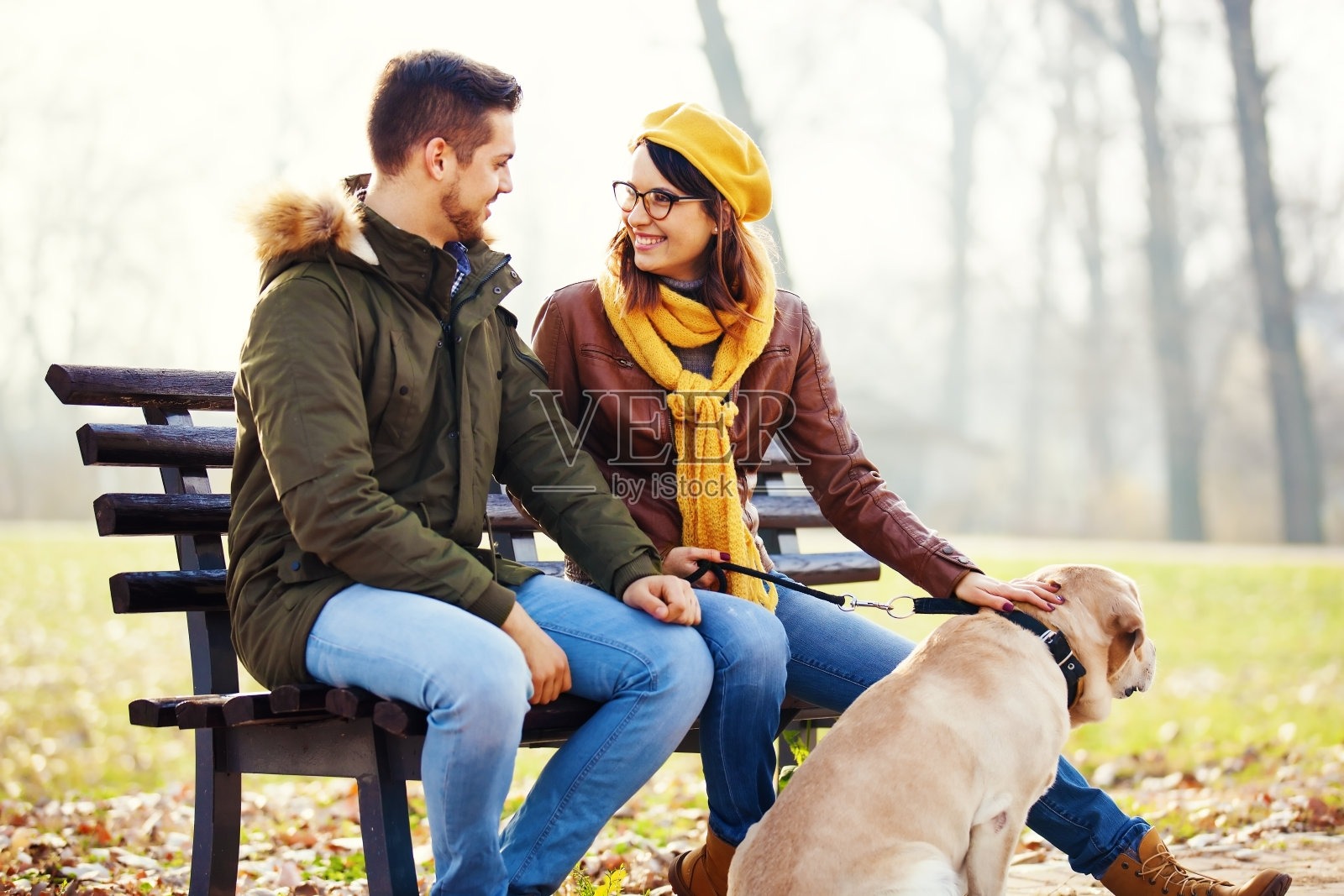 年轻夫妇约会照片摄影图片