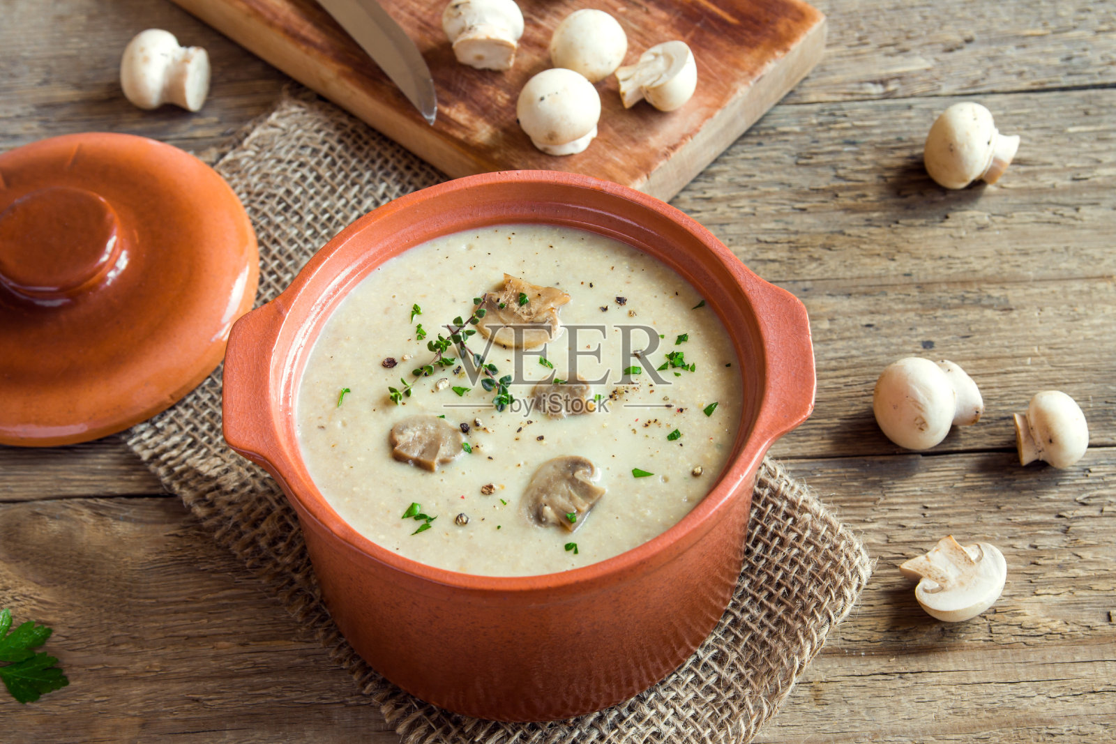 蘑菇奶油汤照片摄影图片