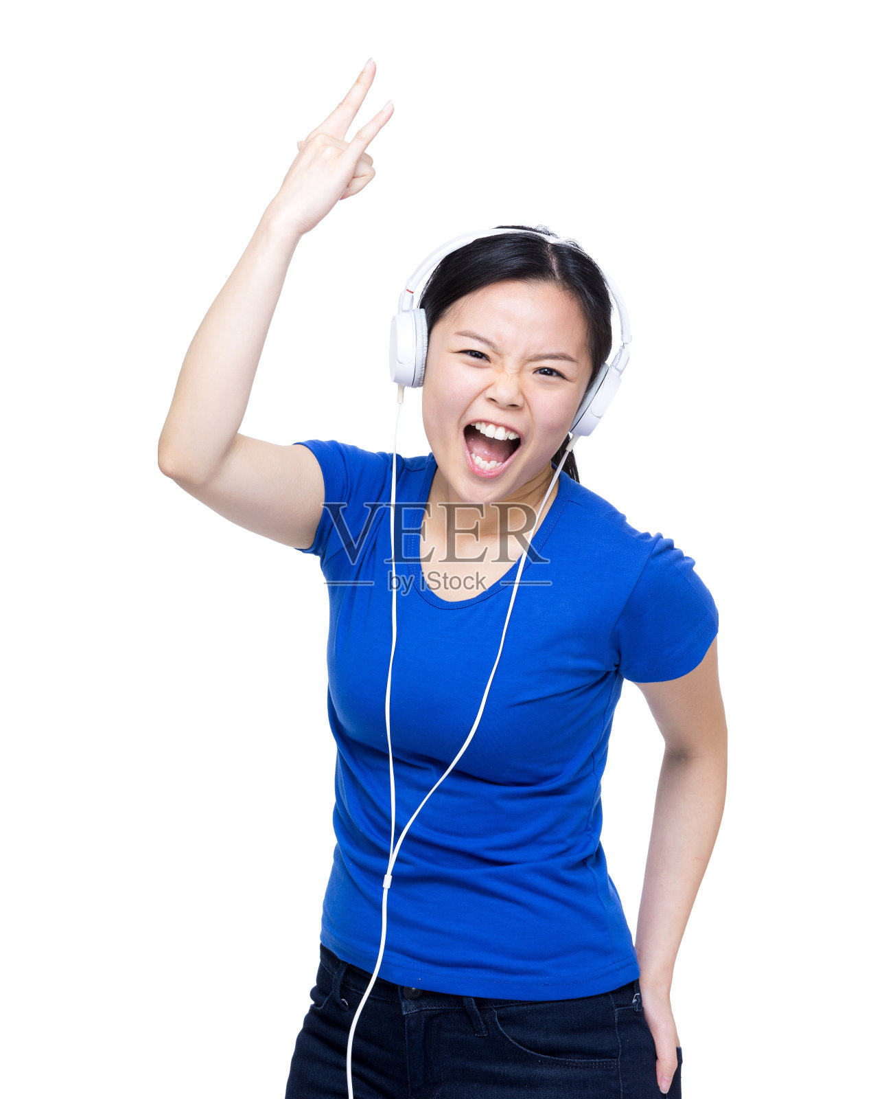 一个中国女人在听重金属音乐照片摄影图片