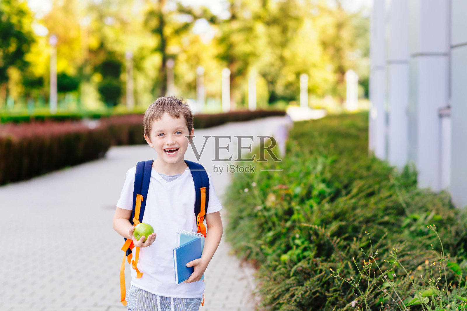 开学第一天快乐的7岁男孩照片摄影图片