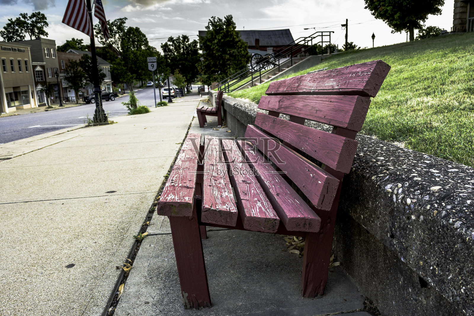 红色风化公园长凳照片摄影图片