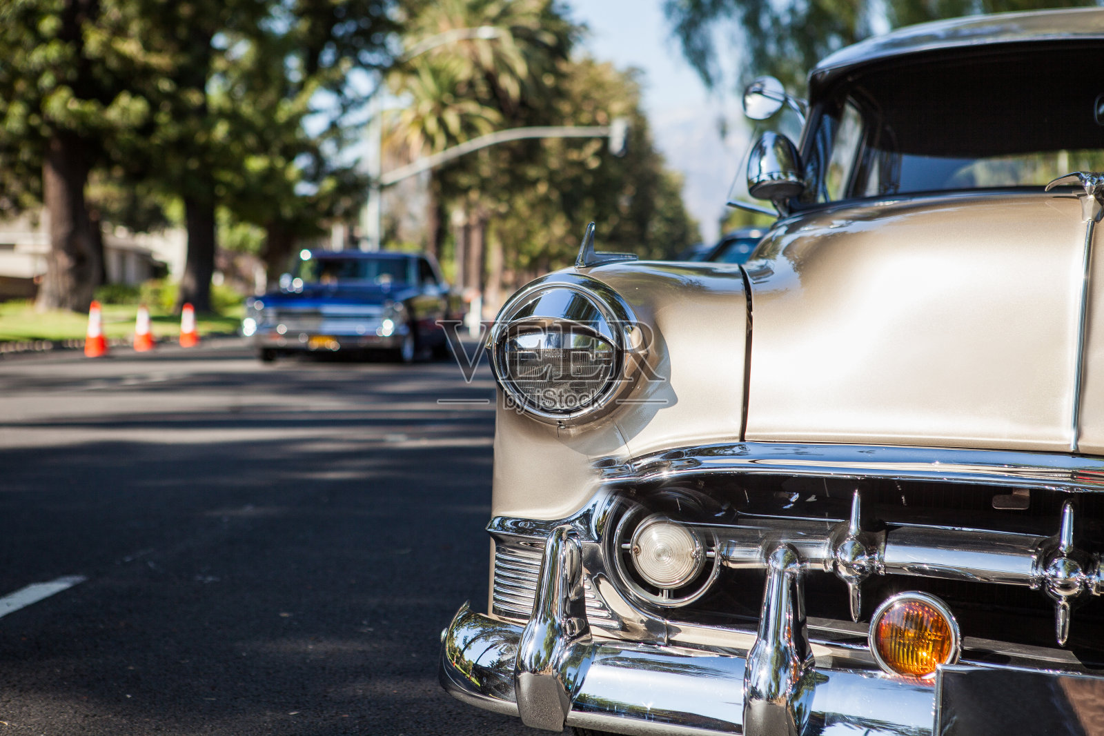 一辆带前灯的米色老爷车的一部分照片摄影图片