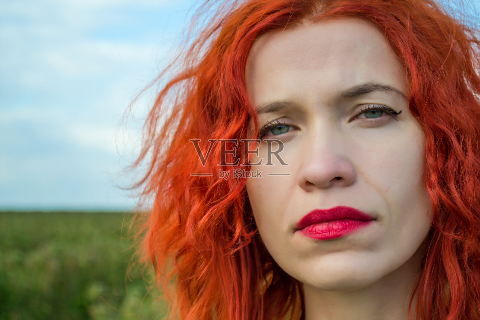 红发女孩肖像照片摄影图片