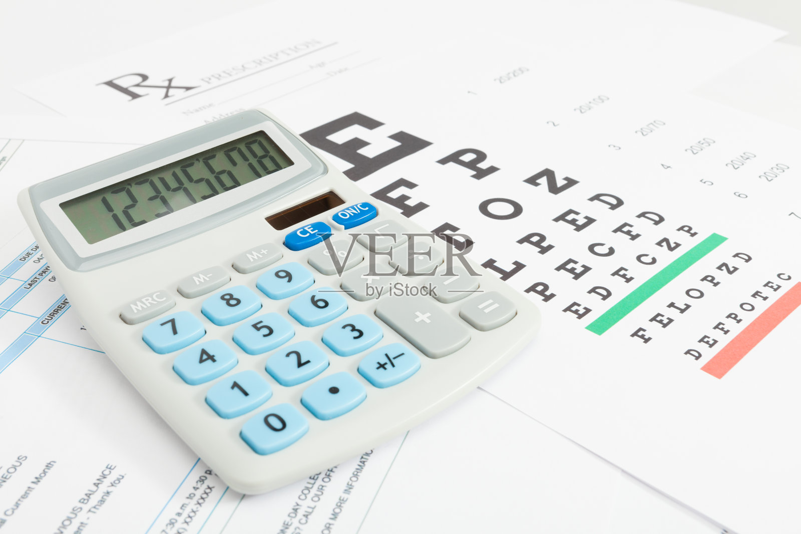 视力检查表和带计算器的处方表照片摄影图片