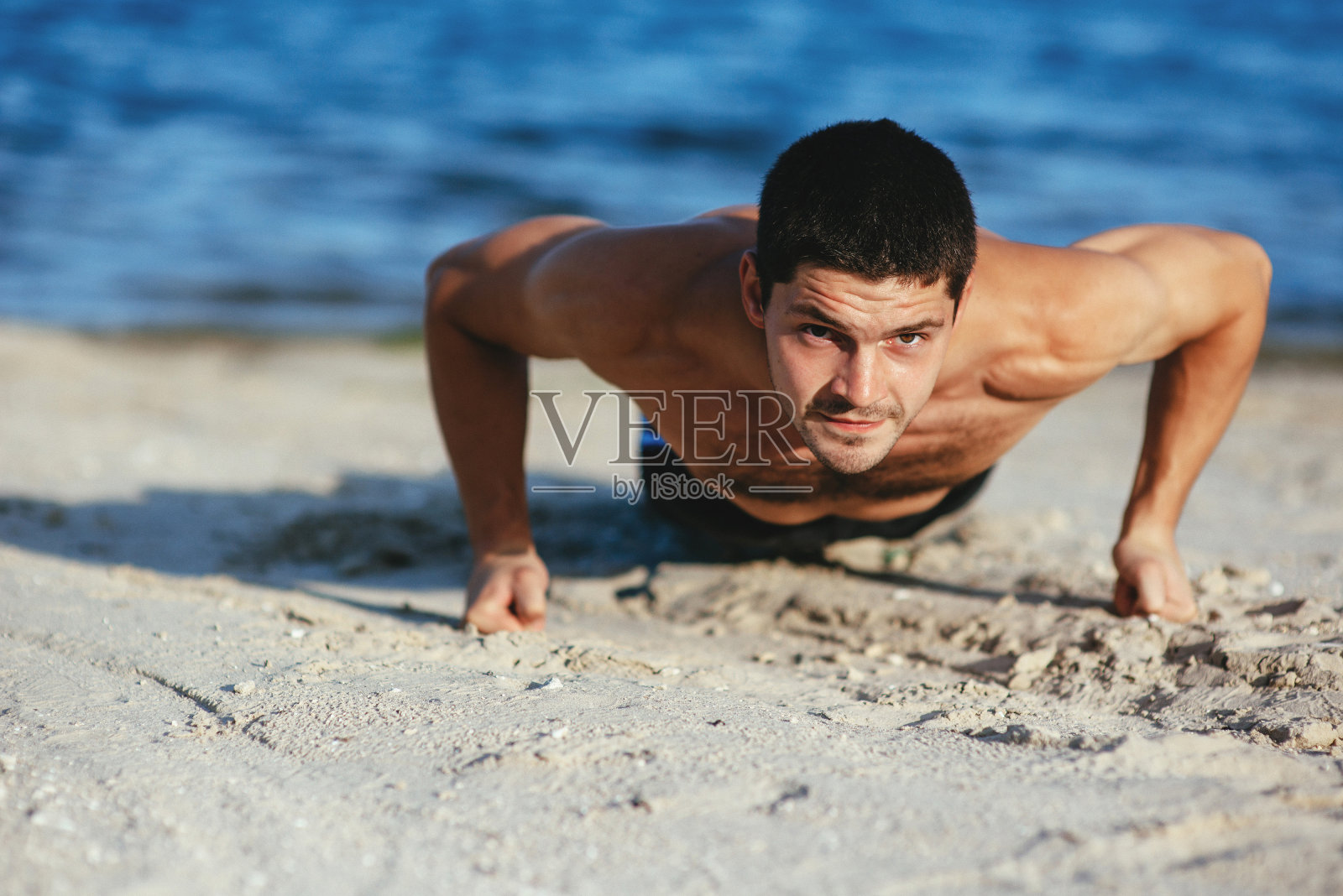 强壮有吸引力的跑步者在早上之前被推离地面照片摄影图片