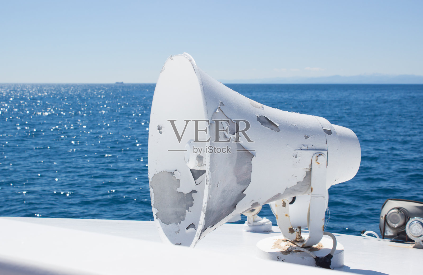 船上的喇叭和蓝色海水背景。照片摄影图片