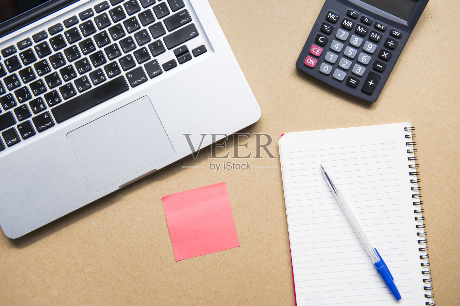 木桌上放着空白名片和办公用品照片摄影图片