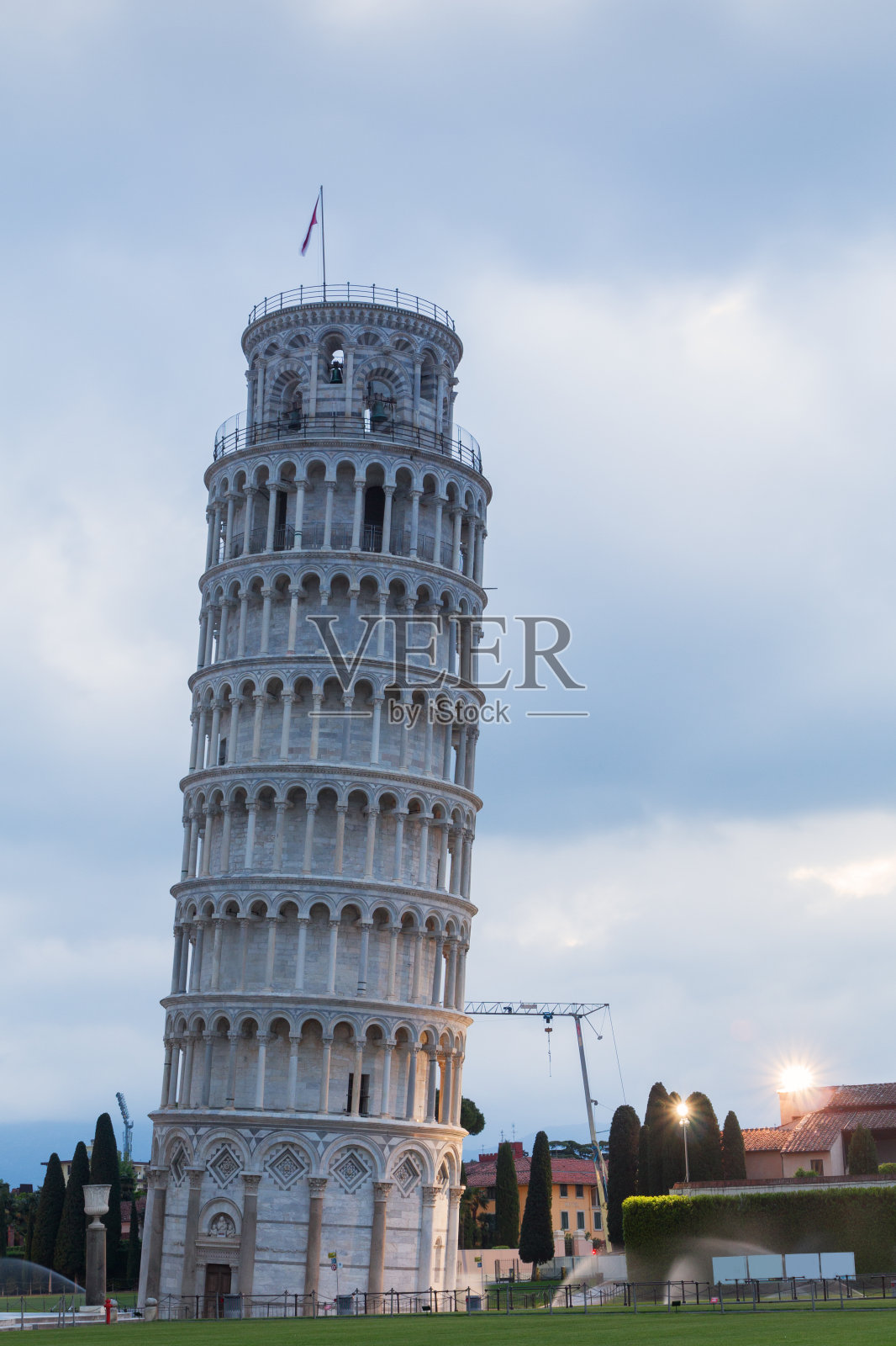 早晨的比萨斜塔照片摄影图片