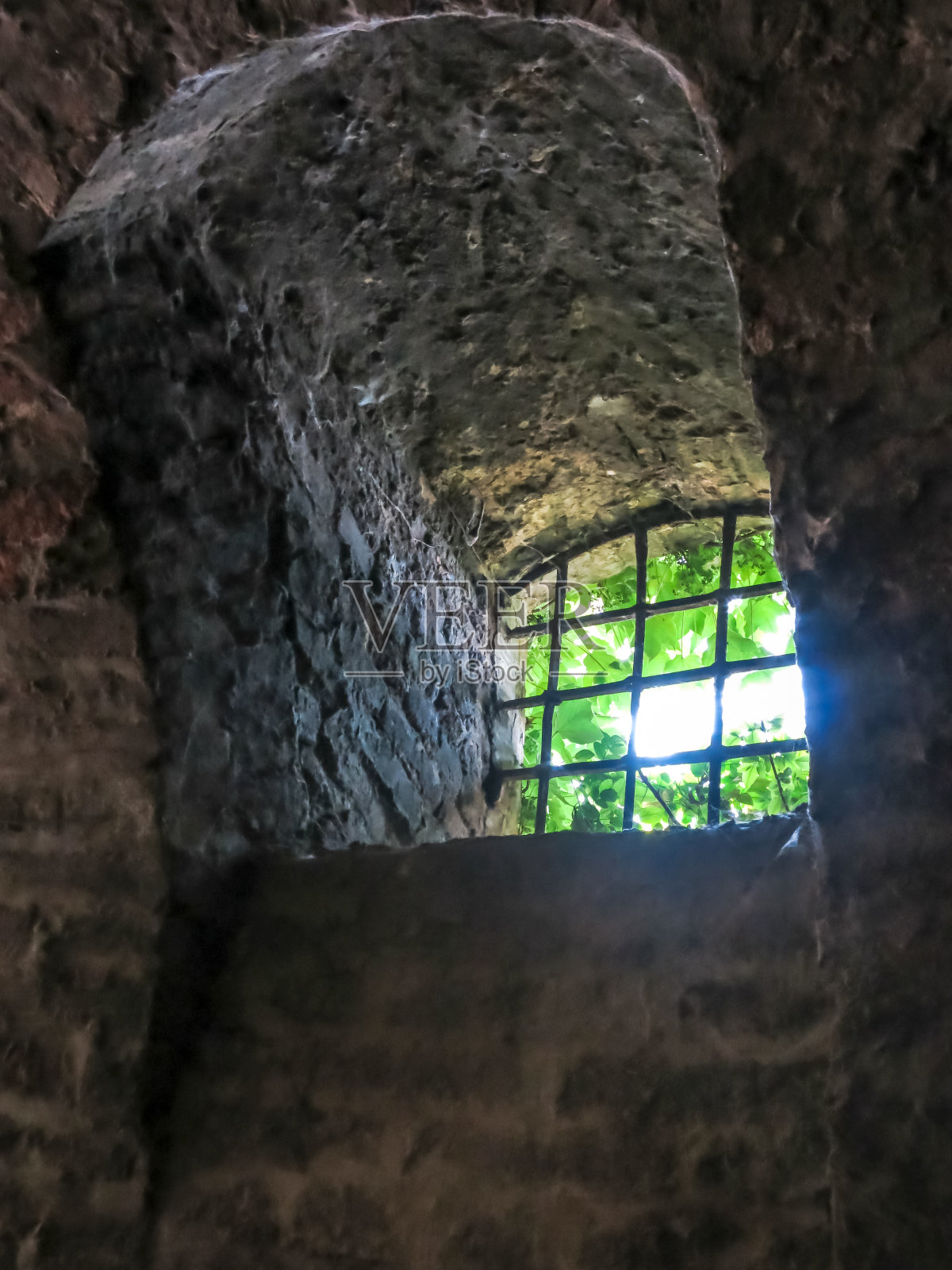 从城堡内部看，带有栅栏的窗户照片摄影图片