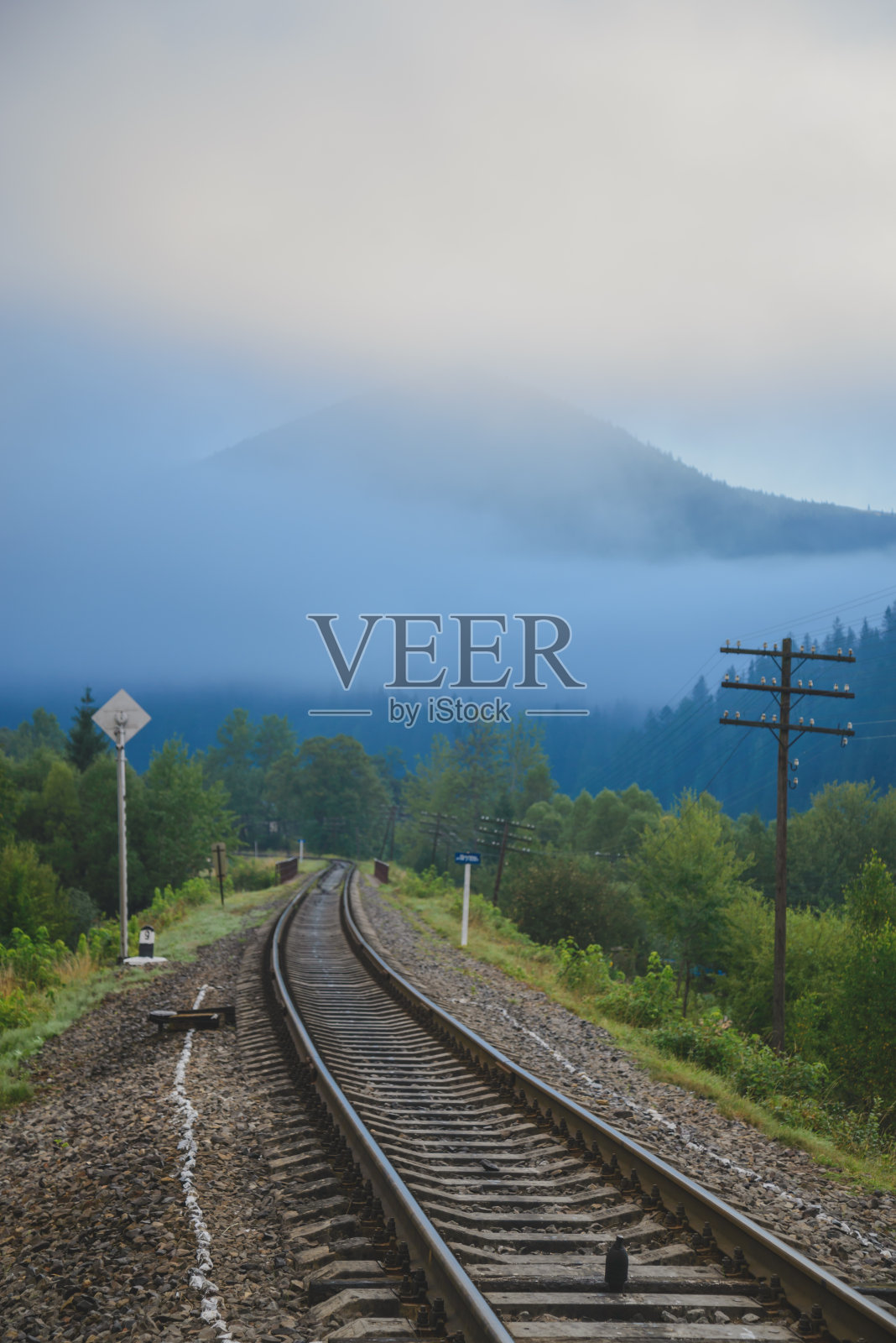 看到铁路和远山照片摄影图片