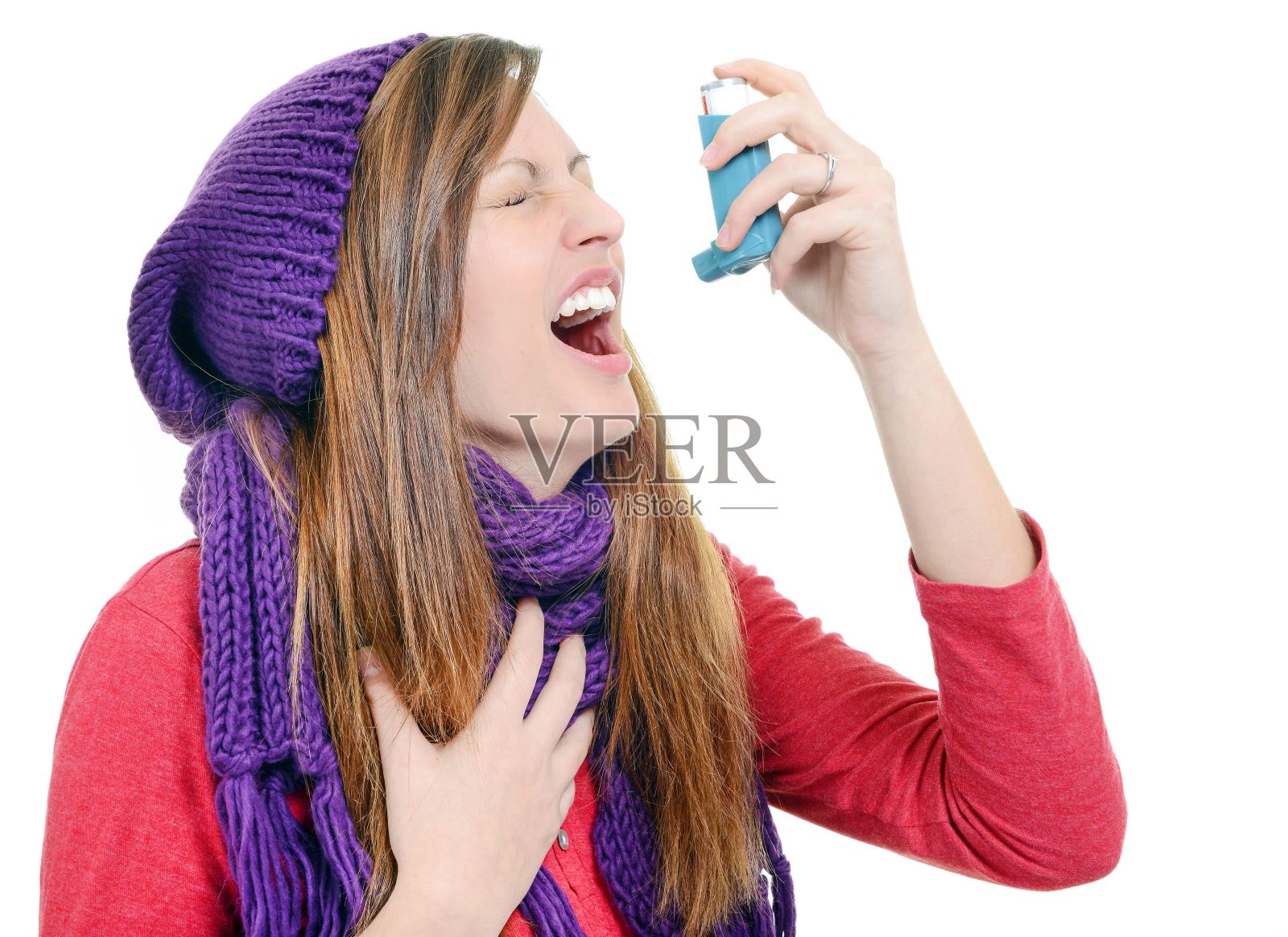 患有哮喘的妇女使用哮喘吸入器照片摄影图片