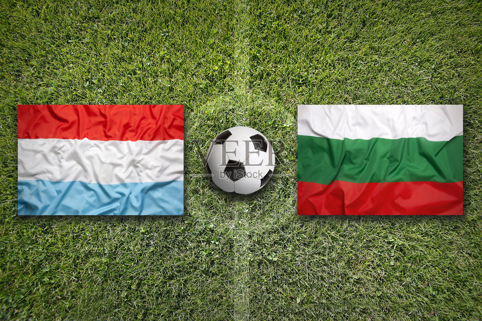 卢森堡对保加利亚的足球场上飘扬着国旗照片摄影图片