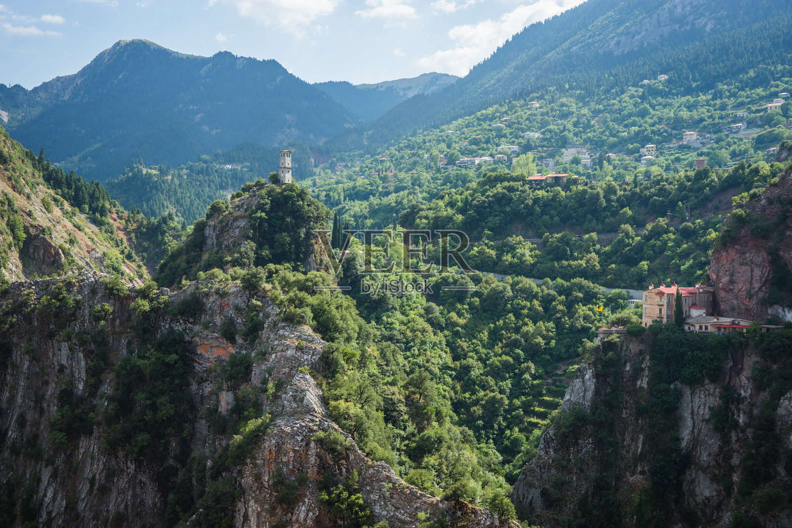 风景优美的山脉景观与修道院在普鲁士，埃夫里塔尼亚，希腊照片摄影图片