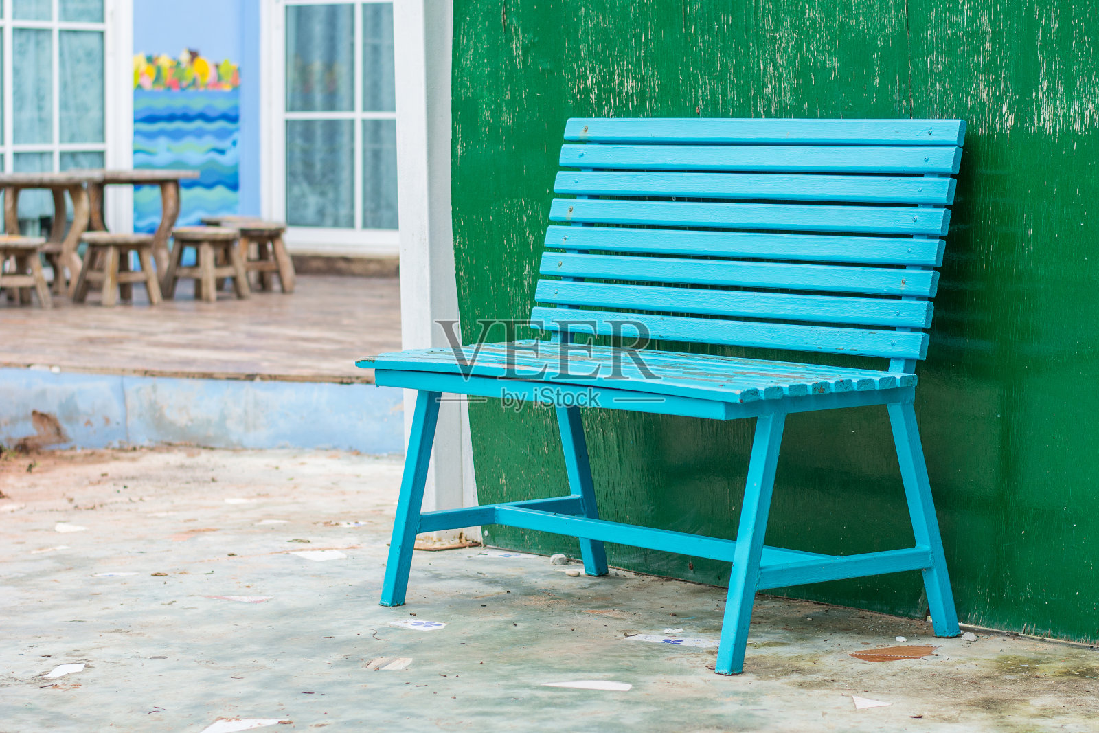 椅子在旧的绿色木质纹理背景下。照片摄影图片