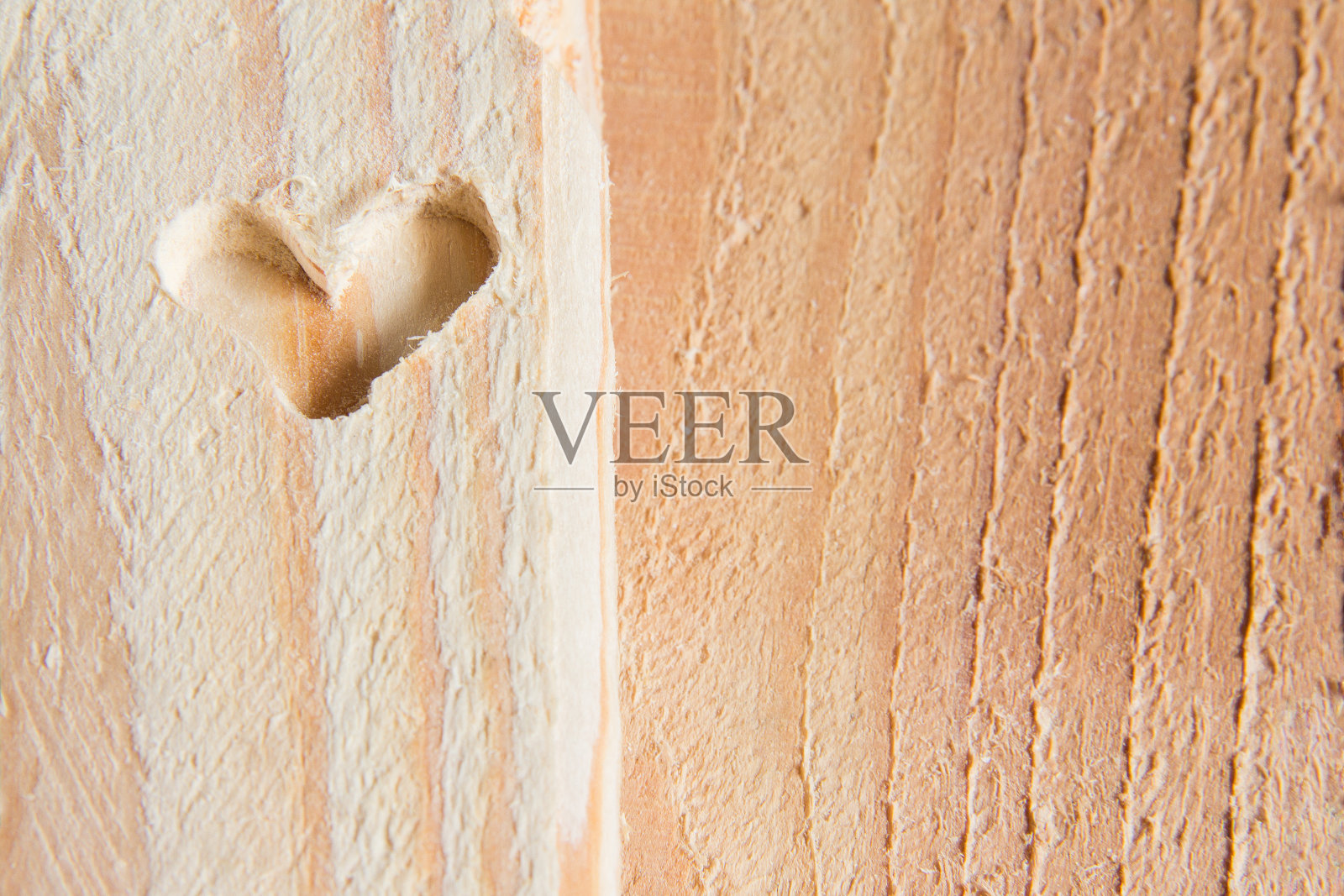 心的形状刻在木头的磨刀石上照片摄影图片