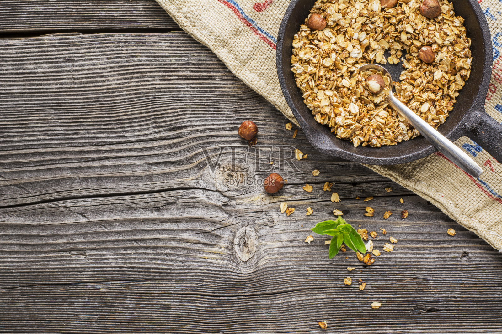 烤在烤燕麦卷上，让你的早餐舒适照片摄影图片