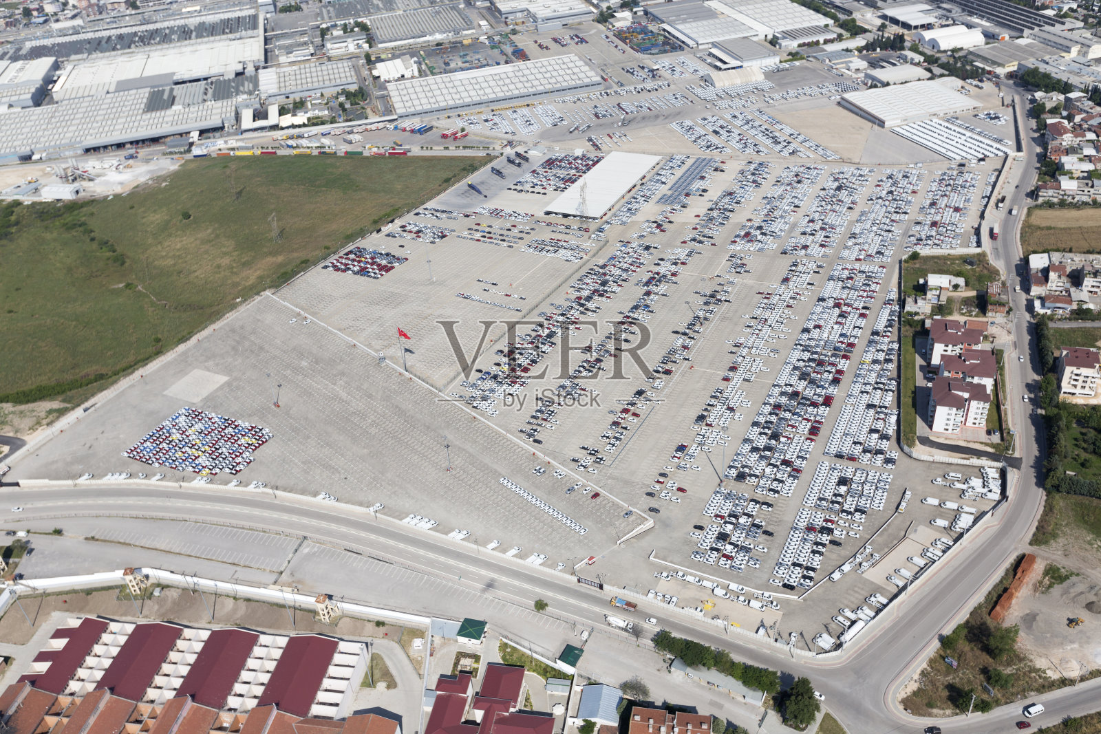 新车排队的全景照片摄影图片