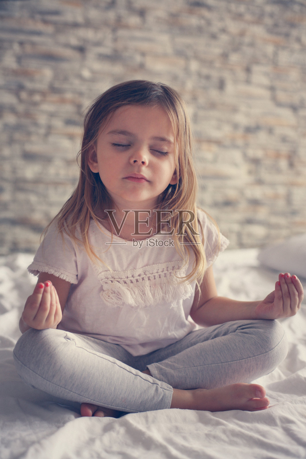 瑜伽在床上。照片摄影图片