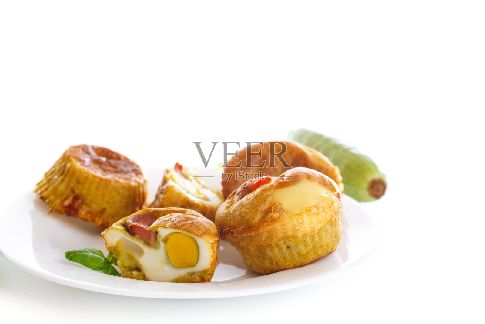 西葫芦松饼，里面有鸡蛋照片摄影图片