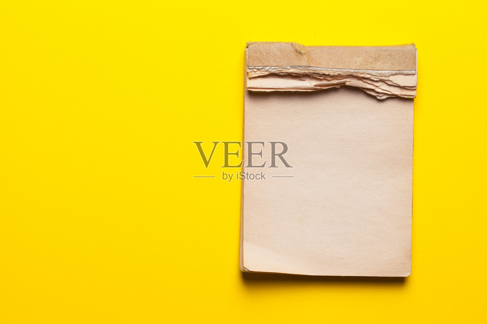 黄色背景的旧笔记本照片摄影图片
