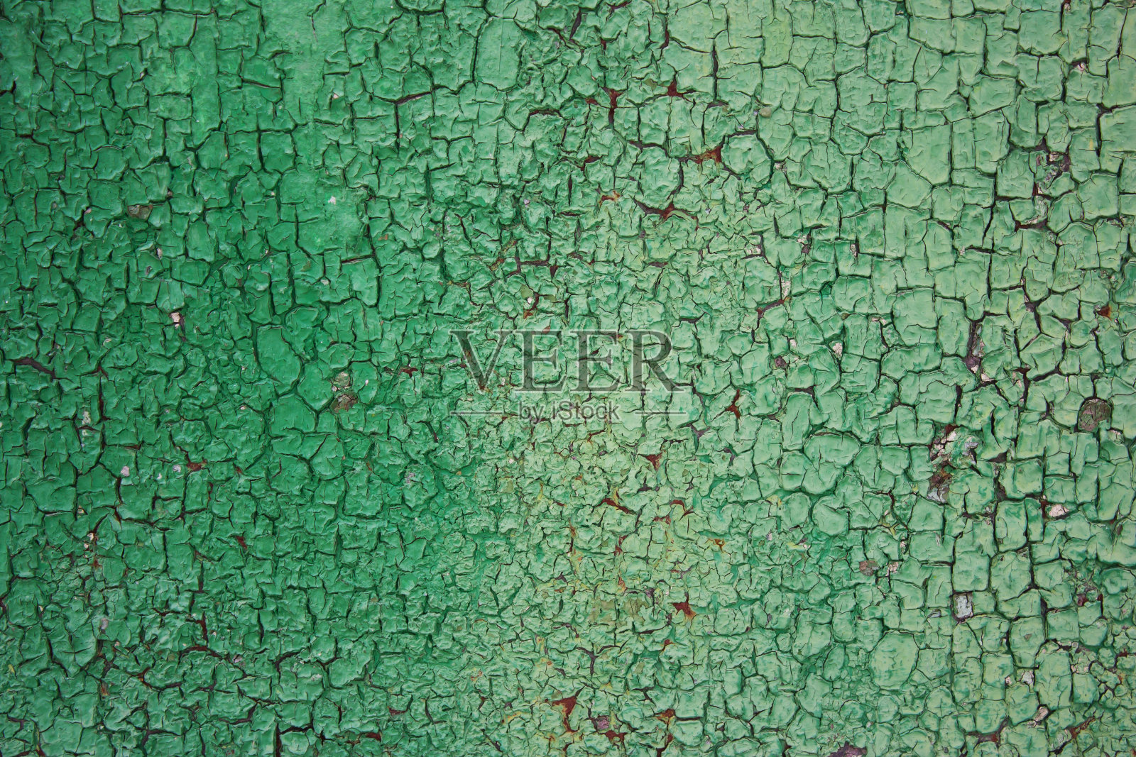 绿色锈迹斑斑的背景，粗糙，粗糙的纹理在裂缝中。照片摄影图片